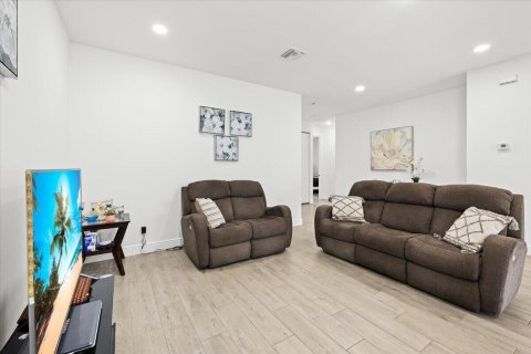 House in West Palm Beach, Florida 3 bedrooms, 142.7 sq.m. № 2288605 - photo 10