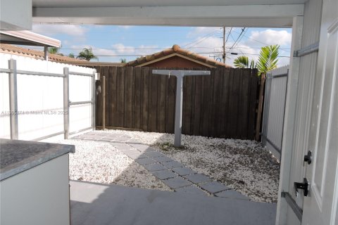 Villa ou maison à louer à Hialeah, Floride: 1 chambre, 37.16 m2 № 1958696 - photo 12