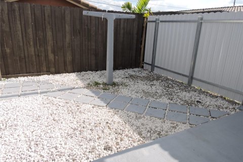 Villa ou maison à louer à Hialeah, Floride: 1 chambre, 37.16 m2 № 1958696 - photo 2