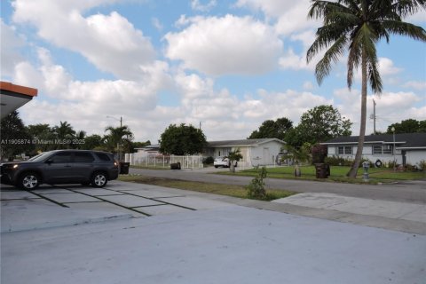 Villa ou maison à louer à Hialeah, Floride: 1 chambre, 37.16 m2 № 1958696 - photo 26