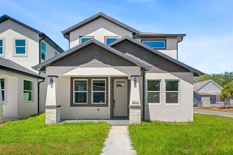 House in Tampa, Florida 4 bedrooms, 177.44 sq.m. № 2117375