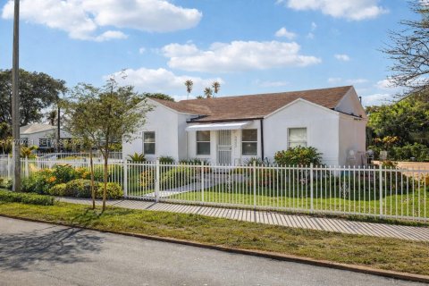 Дом в Майами, Флорида 4 спальни, 108.6м2 № 2031102