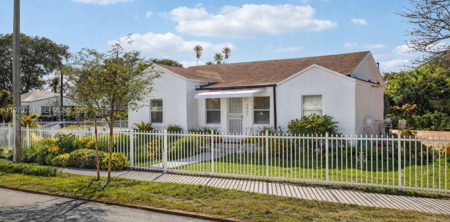 Дом в Майами, Флорида 4 спальни, 108.6м2 № 2031102