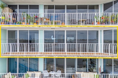 Купить кондоминиум в Норт-Бей-Виллидж, Флорида 2 спальни, 95.69м2, № 1971655 - фото 12