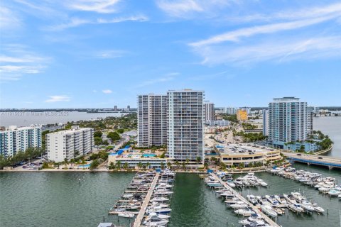 Купить кондоминиум в Норт-Бей-Виллидж, Флорида 2 спальни, 95.69м2, № 1971655 - фото 13
