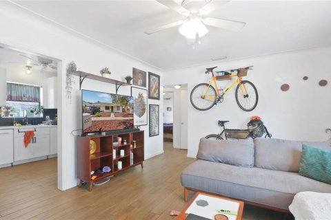 House in Gulfport, Florida 3 bedrooms, 106.47 sq.m. № 1669940 - photo 4