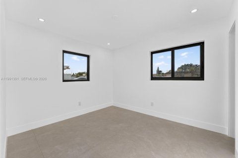 House in Miami, Florida 4 bedrooms, 145.21 sq.m. № 2055908 - photo 17