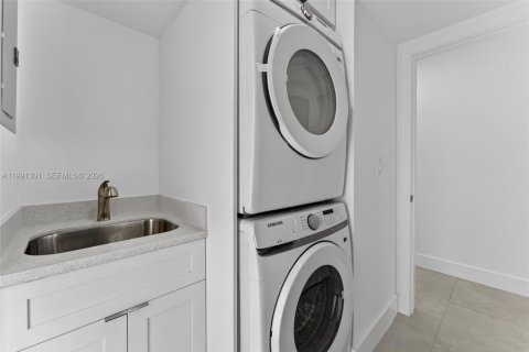 House in Miami, Florida 4 bedrooms, 145.21 sq.m. № 2055908 - photo 10