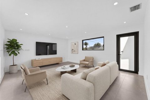 House in Miami, Florida 4 bedrooms, 145.21 sq.m. № 2055908 - photo 6