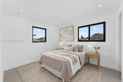House in Miami, Florida 4 bedrooms, 145.21 sq.m. № 2055908 - photo 16