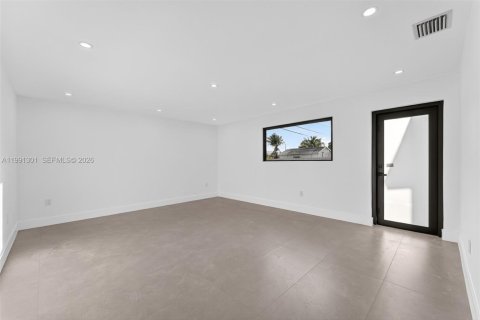 House in Miami, Florida 4 bedrooms, 145.21 sq.m. № 2055908 - photo 7