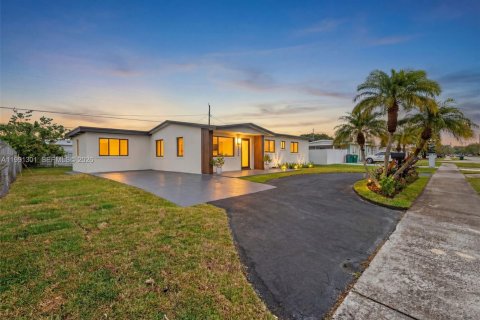 House in Miami, Florida 4 bedrooms, 145.21 sq.m. № 2055908 - photo 3