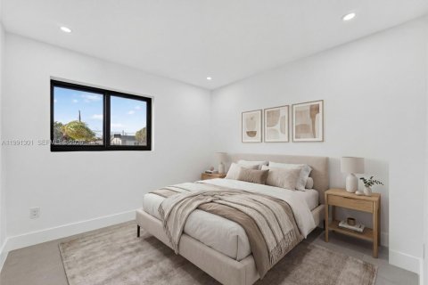 House in Miami, Florida 4 bedrooms, 145.21 sq.m. № 2055908 - photo 11