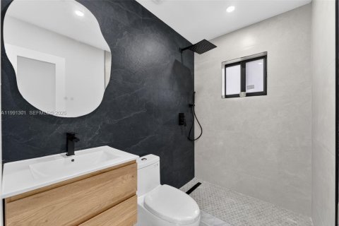 House in Miami, Florida 4 bedrooms, 145.21 sq.m. № 2055908 - photo 13
