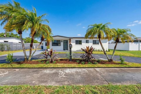 House in Miami, Florida 4 bedrooms, 145.21 sq.m. № 2055908 - photo 2