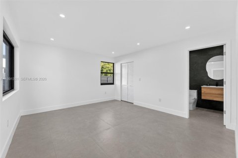 House in Miami, Florida 4 bedrooms, 145.21 sq.m. № 2055908 - photo 9
