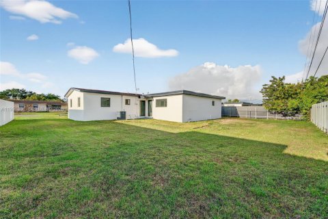 House in Miami, Florida 4 bedrooms, 145.21 sq.m. № 2055908 - photo 19