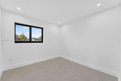 House in Miami, Florida 4 bedrooms, 145.21 sq.m. № 2055908 - photo 12