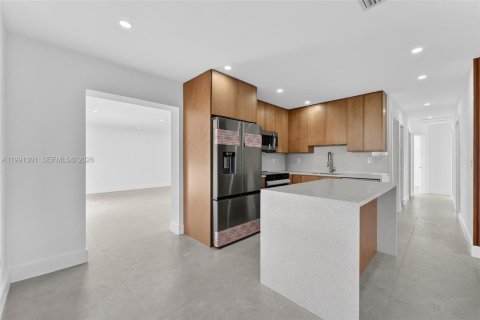 House in Miami, Florida 4 bedrooms, 145.21 sq.m. № 2055908 - photo 5