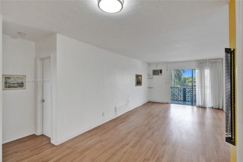 Condo in North Miami, Florida, 1 bedroom  № 1960007 - photo 25