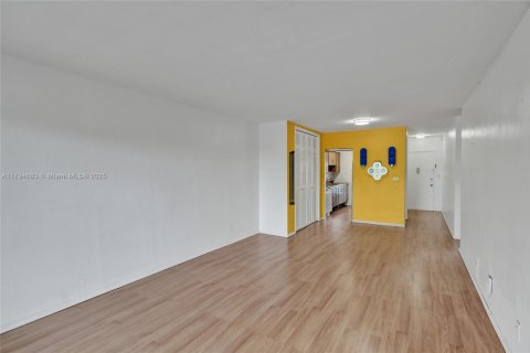 Condo in North Miami, Florida, 1 bedroom  № 1960007 - photo 20