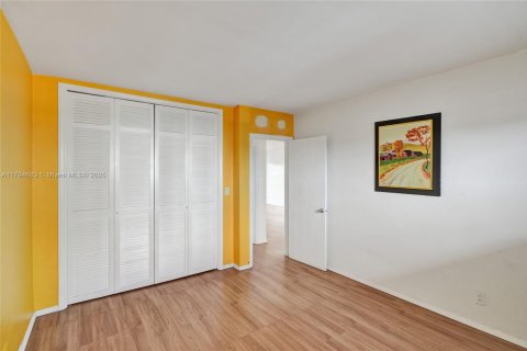 Condo in North Miami, Florida, 1 bedroom  № 1960007 - photo 18