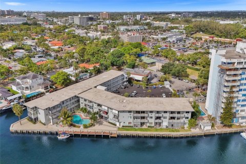 Condo in North Miami, Florida, 1 bedroom  № 1960007 - photo 1