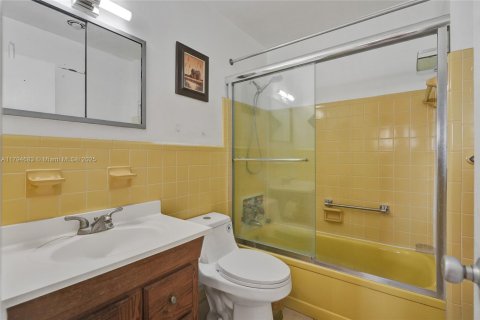 Condo in North Miami, Florida, 1 bedroom  № 1960007 - photo 22