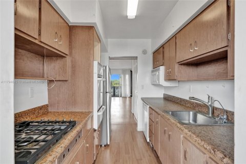 Condo in North Miami, Florida, 1 bedroom  № 1960007 - photo 15