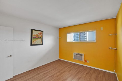 Condo in North Miami, Florida, 1 bedroom  № 1960007 - photo 19