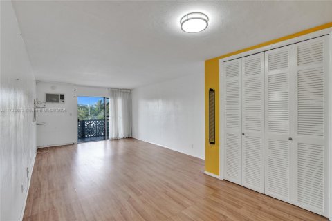 Condo in North Miami, Florida, 1 bedroom  № 1960007 - photo 24