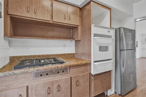 Condo in North Miami, Florida, 1 bedroom  № 1960007 - photo 13