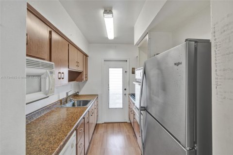Condo in North Miami, Florida, 1 bedroom  № 1960007 - photo 12