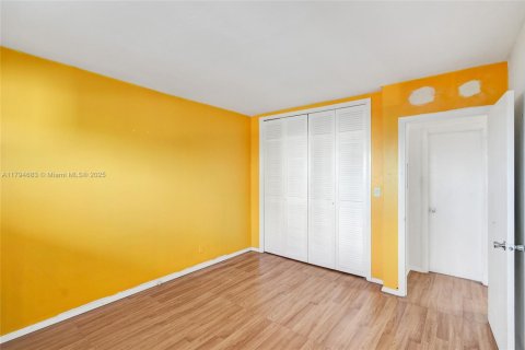 Condo in North Miami, Florida, 1 bedroom  № 1960007 - photo 17
