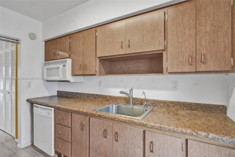 Condo in North Miami, Florida, 1 bedroom  № 1960007 - photo 14
