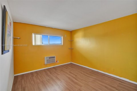 Condo in North Miami, Florida, 1 bedroom  № 1960007 - photo 16