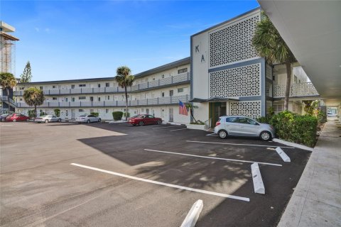 Condo in North Miami, Florida, 1 bedroom  № 1960007 - photo 27