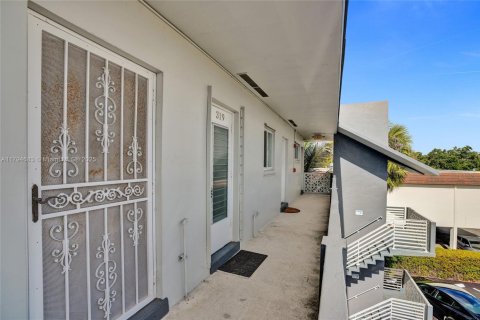 Condo in North Miami, Florida, 1 bedroom  № 1960007 - photo 26