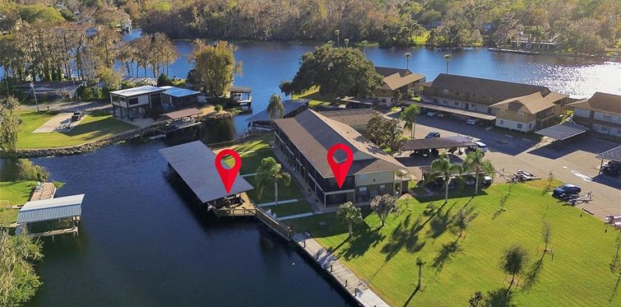 Condominio en Astor, Florida, 2 dormitorios  № 2145025