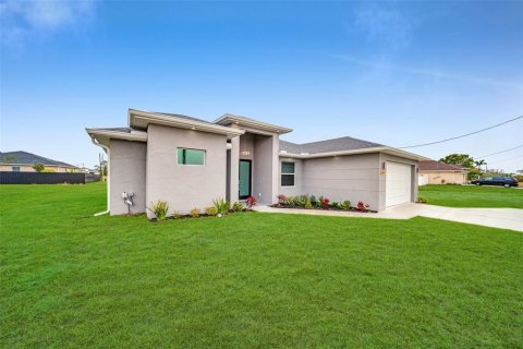 House in Cape Coral, Florida 3 bedrooms, 159.51 sq.m. № 1602349 - photo 1