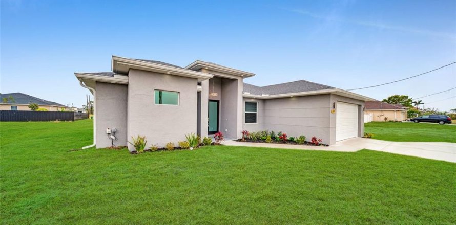 House in Cape Coral, Florida 3 bedrooms, 159.51 sq.m. № 1602349