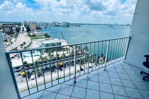 Condo in North Bay Village, Florida, 1 bedroom № 2170501 - photo 11