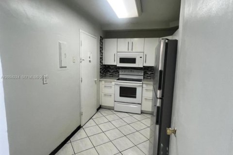 Condo in North Bay Village, Florida, 1 bedroom № 2170501 - photo 17