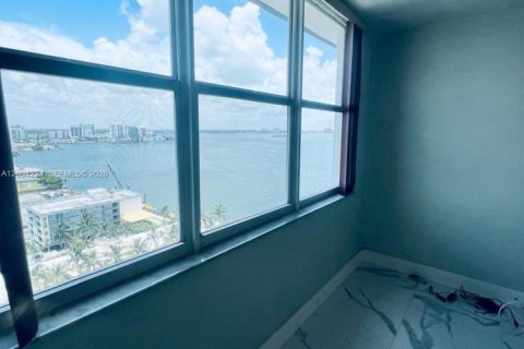 Condo in North Bay Village, Florida, 1 bedroom № 2170501 - photo 5