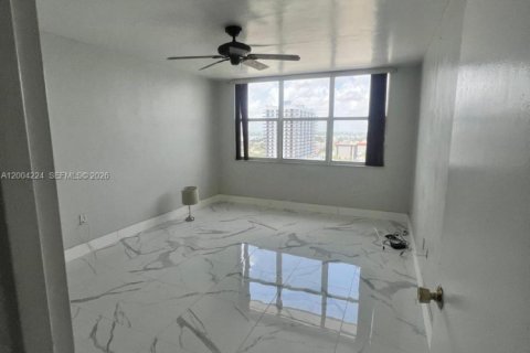Condo in North Bay Village, Florida, 1 bedroom № 2170501 - photo 20