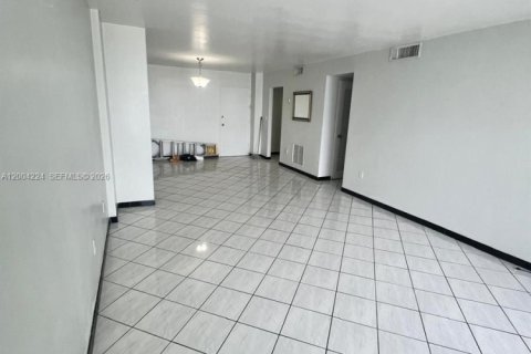 Condo in North Bay Village, Florida, 1 bedroom № 2170501 - photo 15