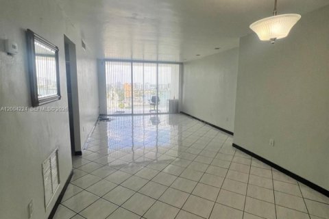 Condo in North Bay Village, Florida, 1 bedroom № 2170501 - photo 19