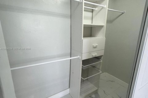 Condo in North Bay Village, Florida, 1 bedroom № 2170501 - photo 10