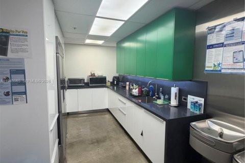 Propiedad comercial en venta en Miami, Florida № 2000348 - foto 2