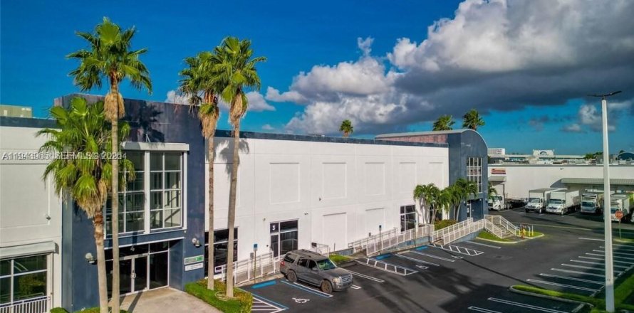Propiedad comercial en Miami, Florida № 2000348